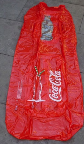 2548-1 € 7,50 coca cola luchtbed - surfplank lang 130 cm breed 44 cm.jpeg